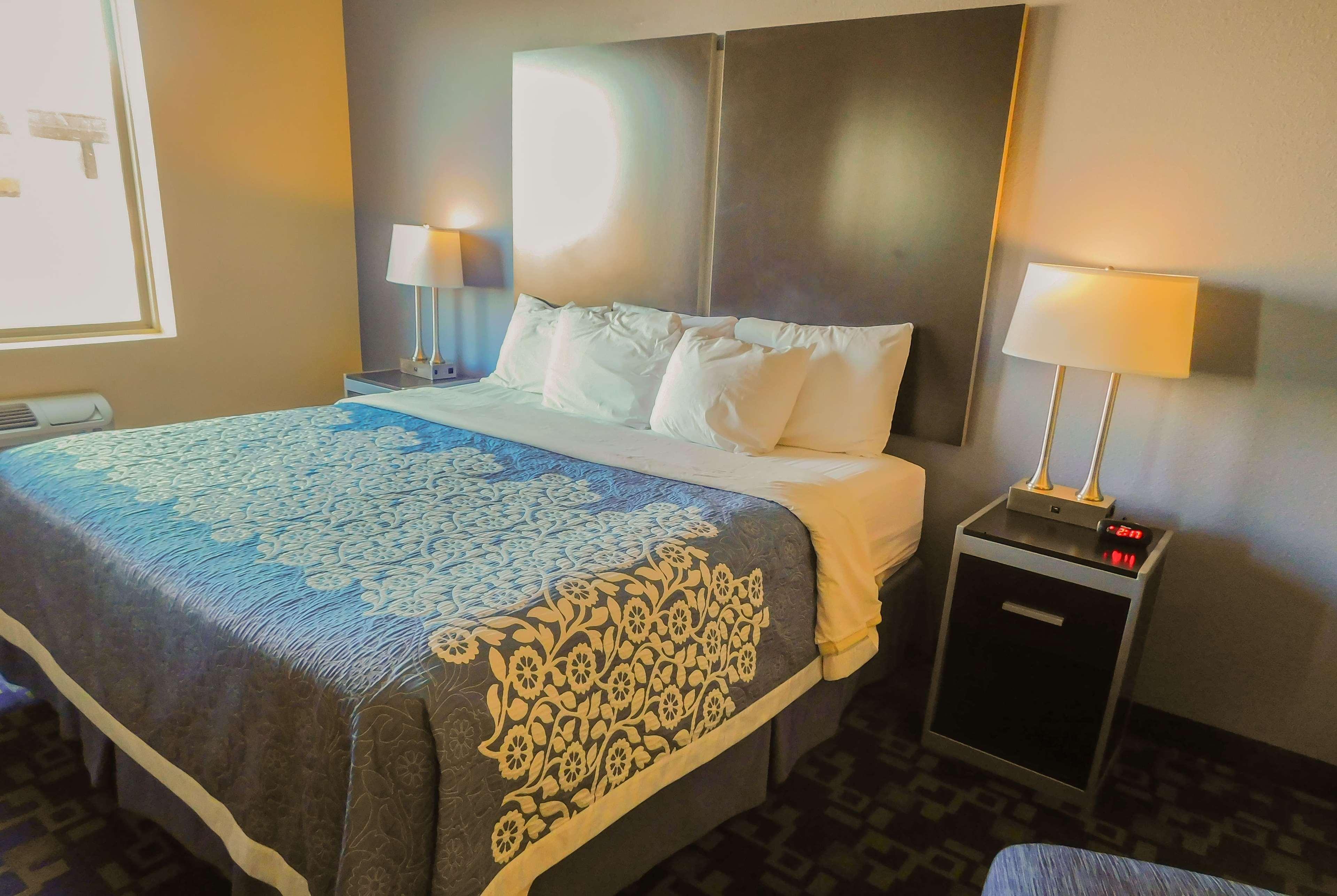 Days Inn & Suites By Wyndham Pocahontas Екстер'єр фото