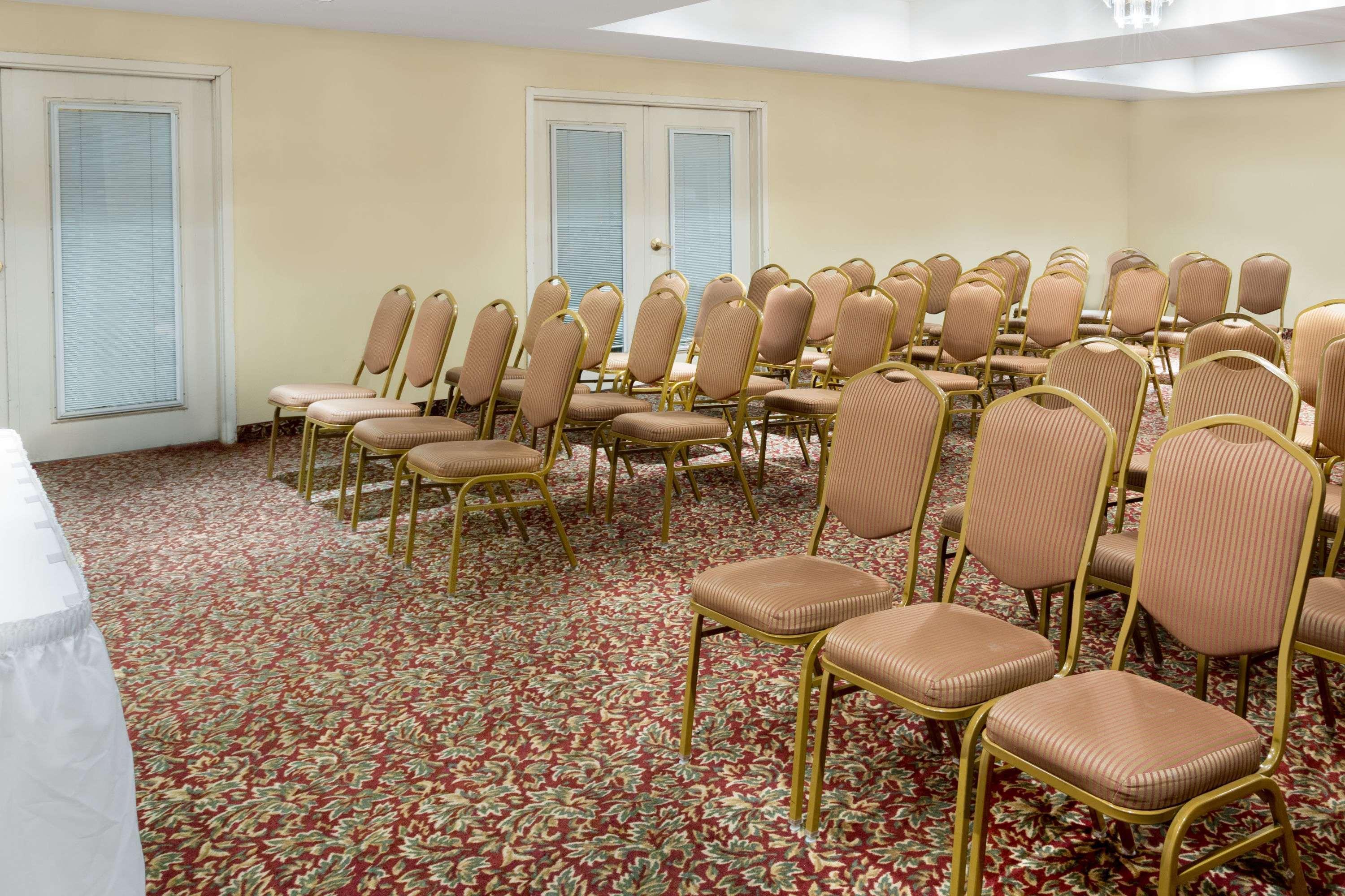 Days Inn & Suites By Wyndham Pocahontas Екстер'єр фото