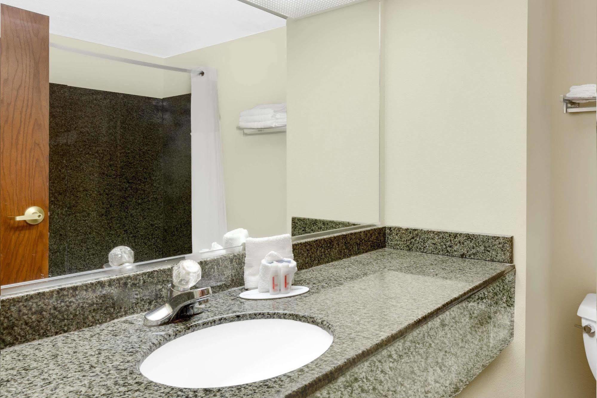 Days Inn & Suites By Wyndham Pocahontas Екстер'єр фото