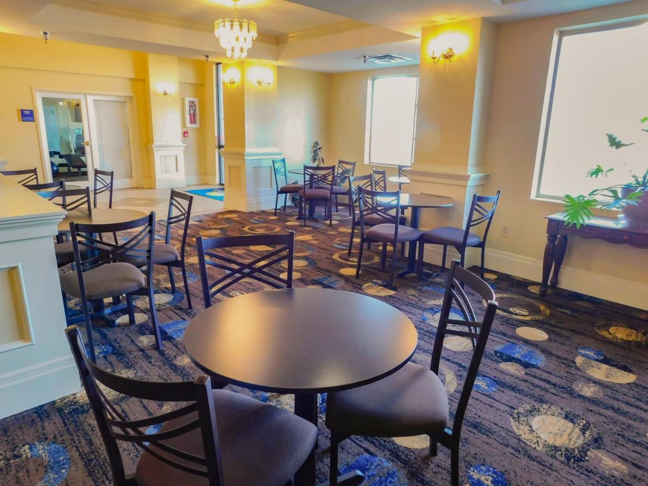 Days Inn & Suites By Wyndham Pocahontas Екстер'єр фото